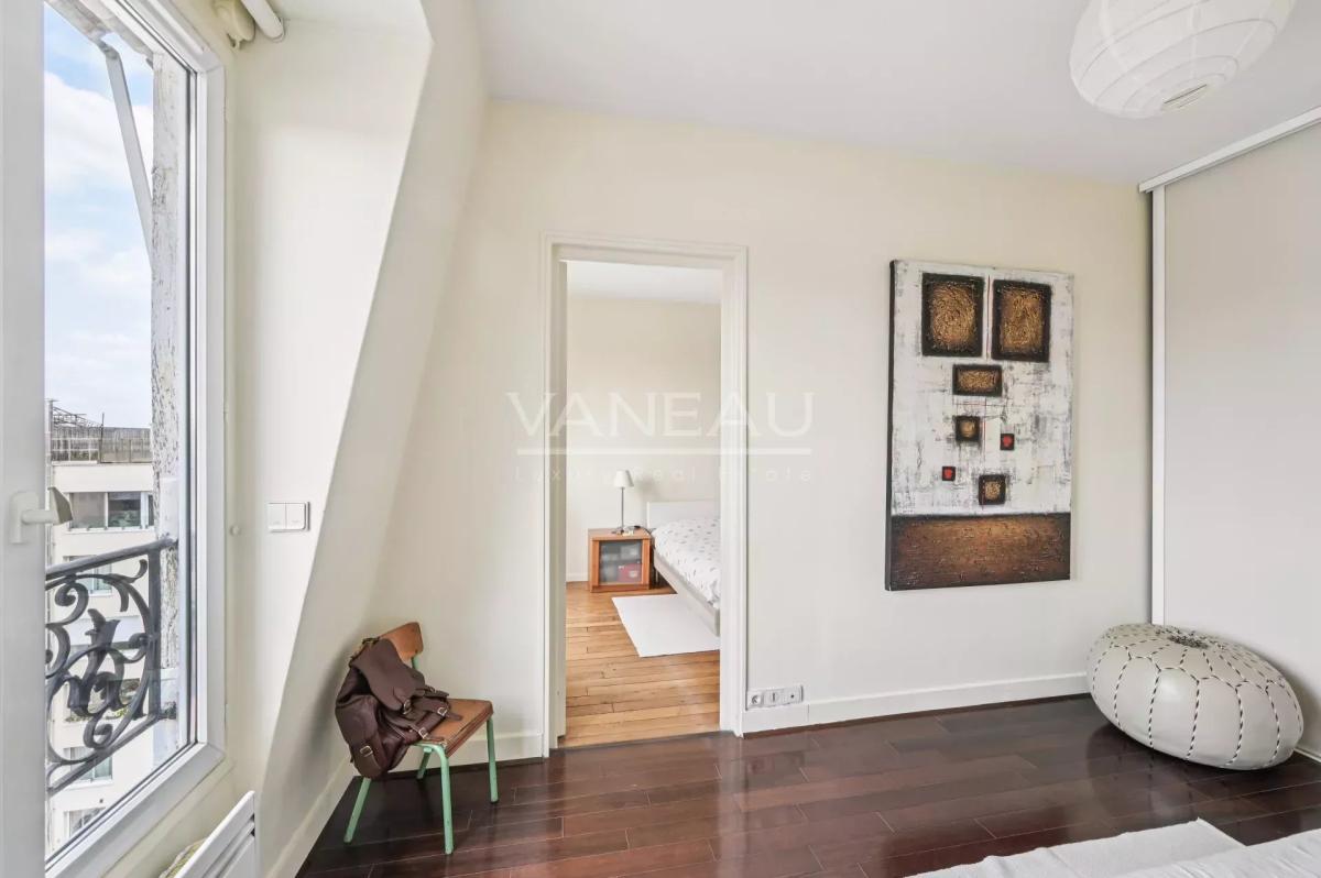 Paris XVe - Montparnasse - Appartement trois pièces en dernier é