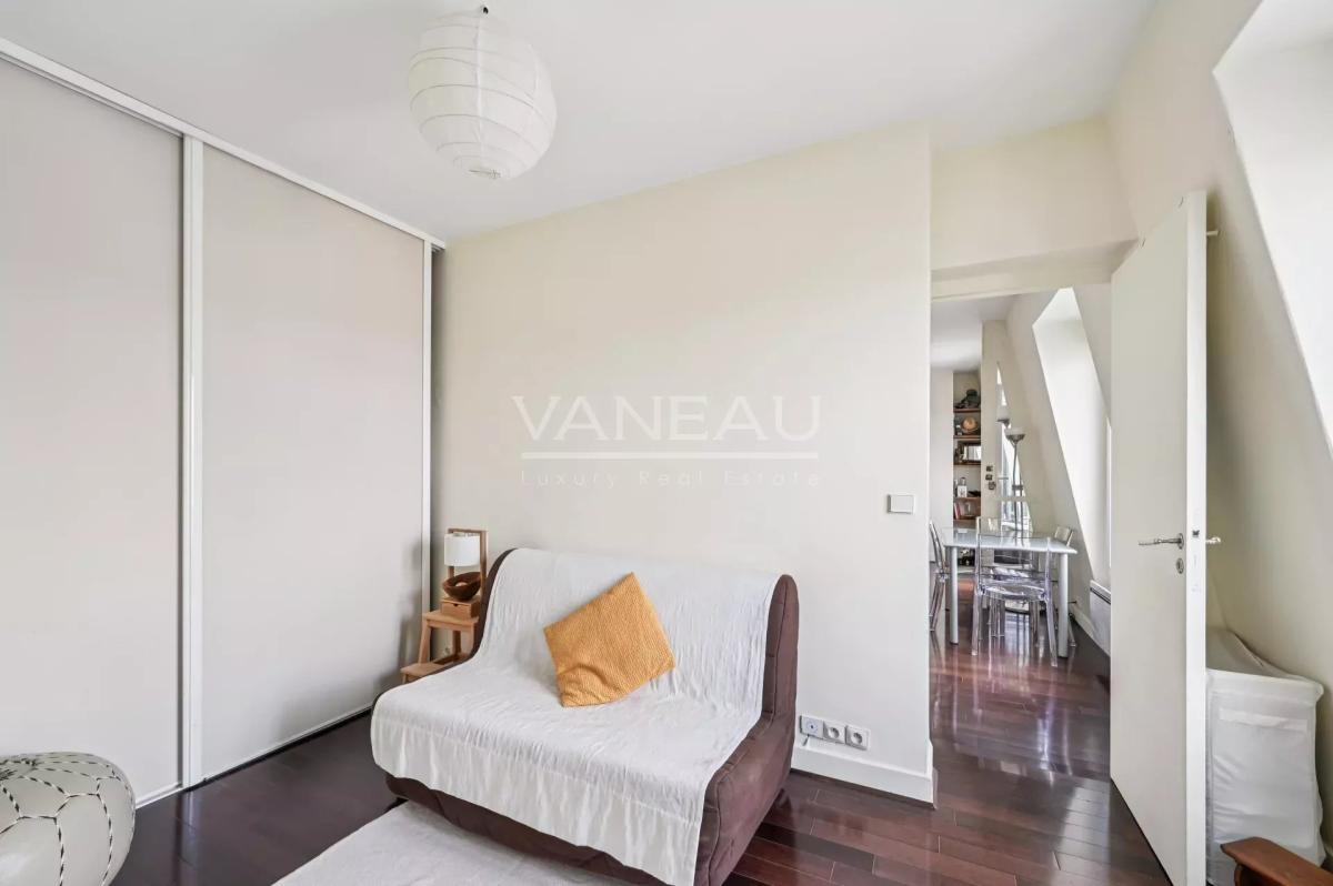 Paris XVe - Montparnasse - Appartement trois pièces en dernier é