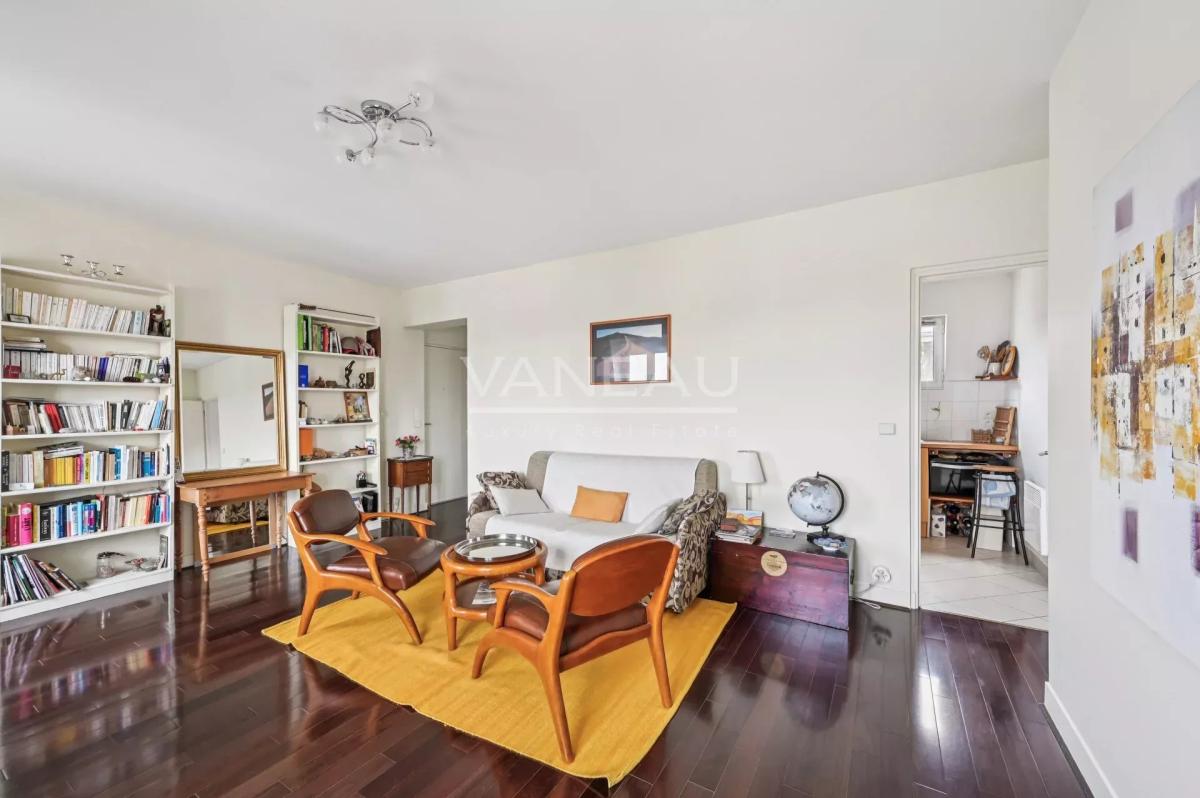 Paris XVe - Montparnasse - Appartement trois pièces en dernier é