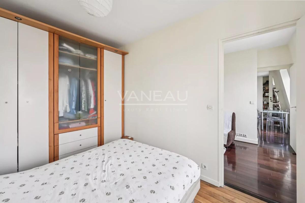 Paris XVe - Montparnasse - Appartement trois pièces en dernier é