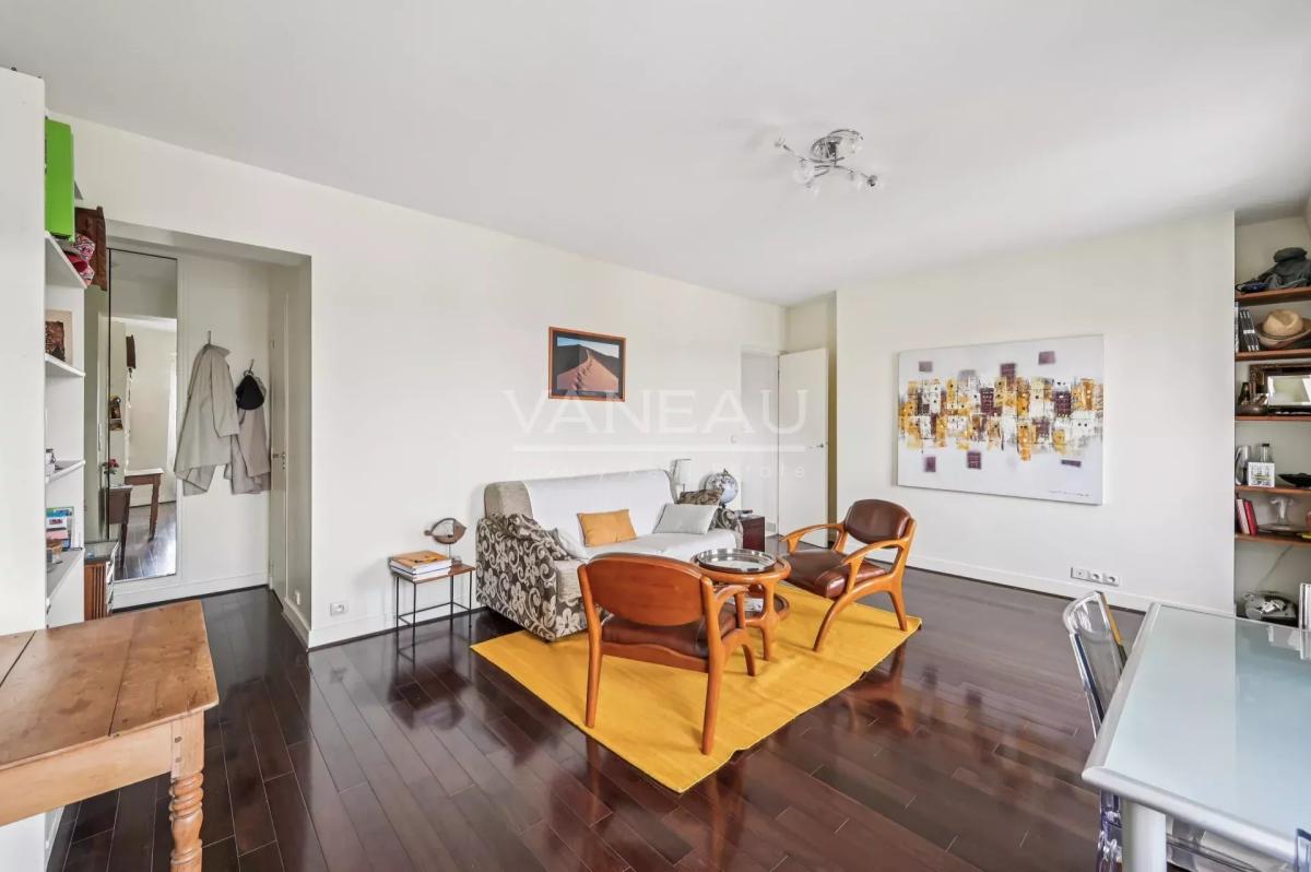 Paris XVe - Montparnasse - Appartement trois pièces en dernier é