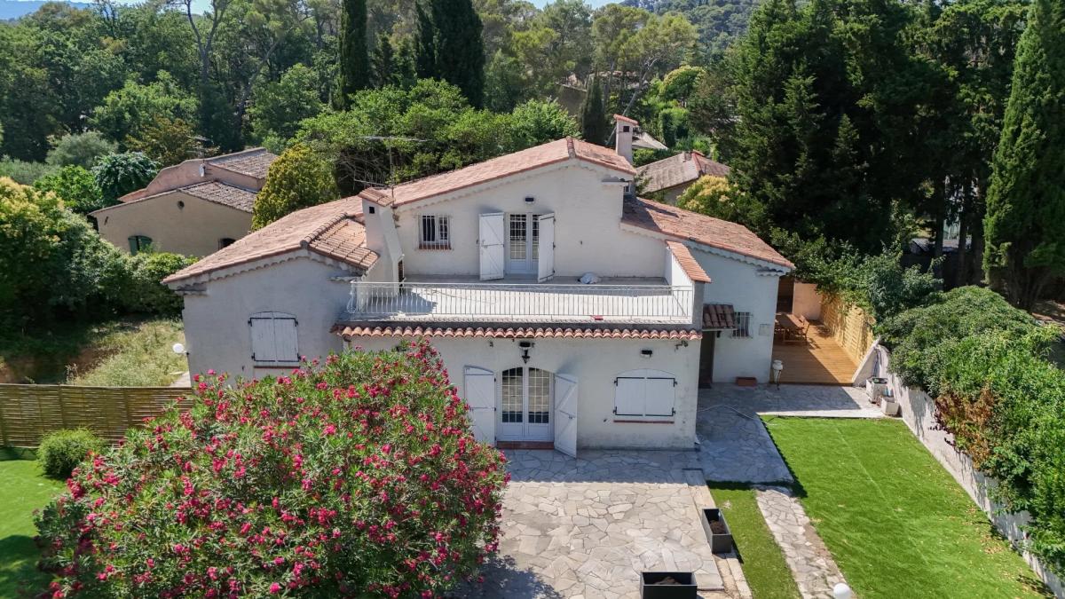 Exclusivité : Mougins - Villa entièrement rénovée avec Tennis à 