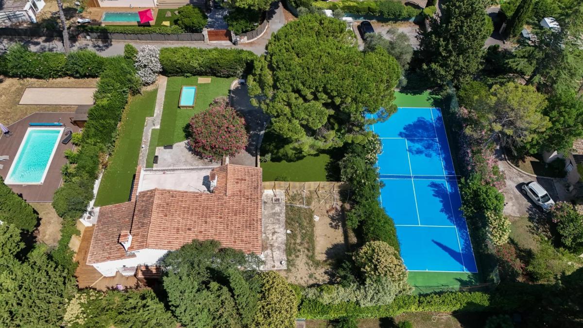 Exclusivité : Mougins - Villa entièrement rénovée avec Tennis à 