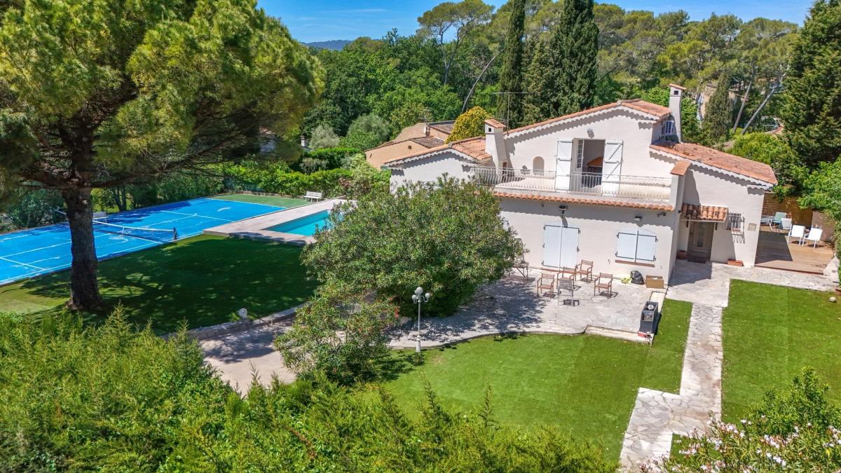Exclusivité - Mougins - Villa rénovée Piscine Tennis à vendre