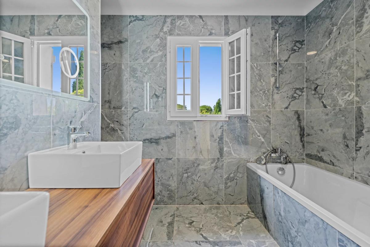 Mougins - Villa entièrement rénovée avec Tennis à vendre