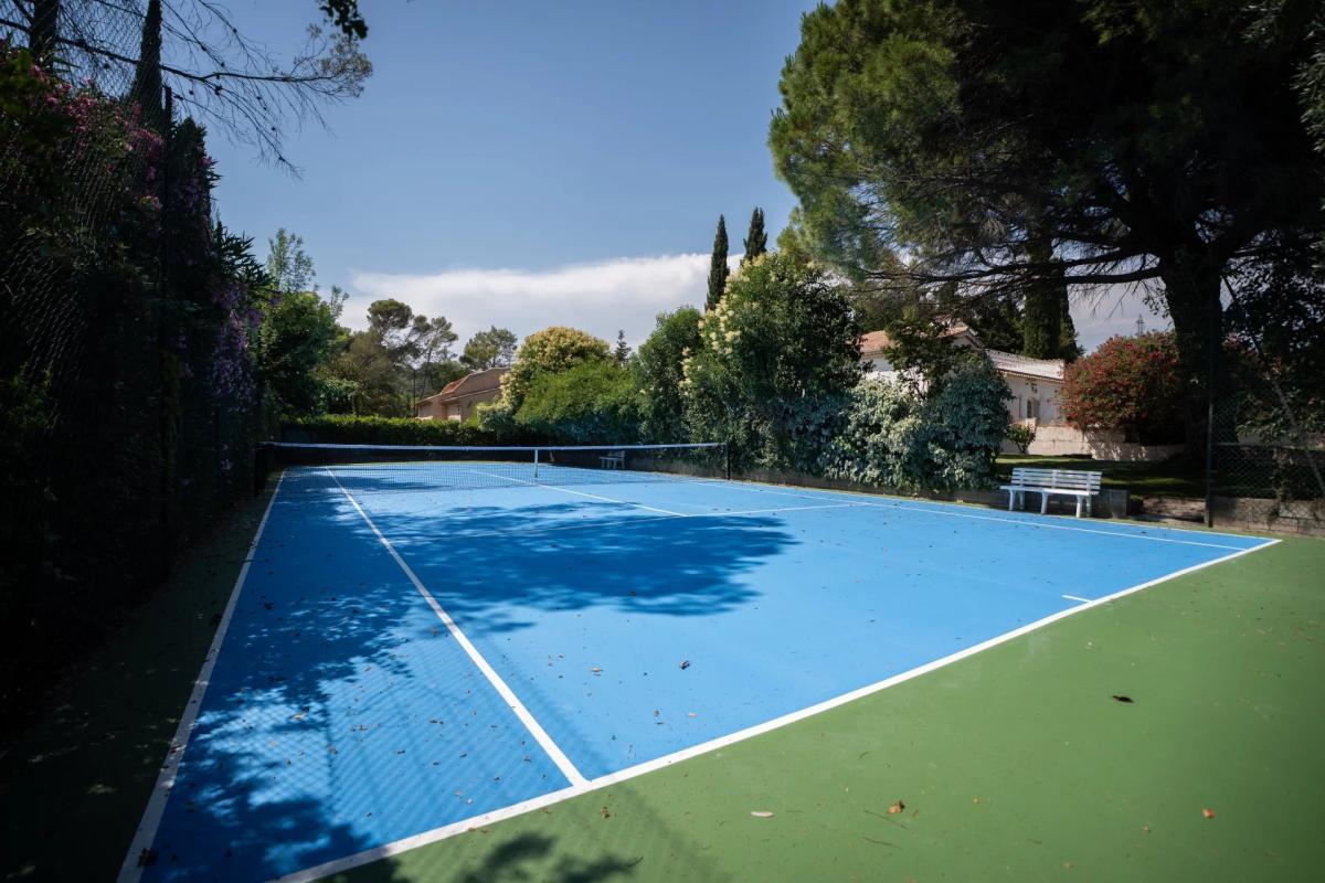 Exclusivité : Mougins - Villa entièrement rénovée avec Tennis à 
