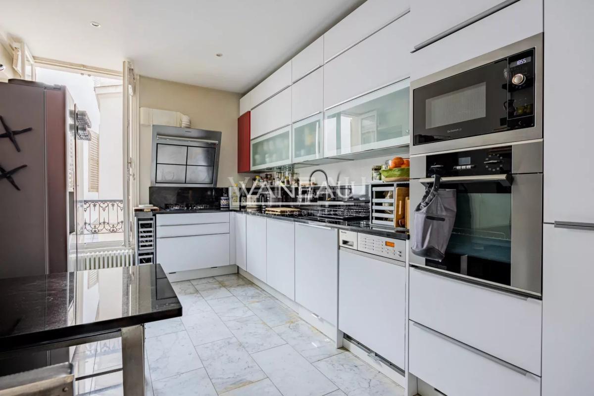 FAUBOURG DU ROULE - APPARTEMENT FAMILIAL