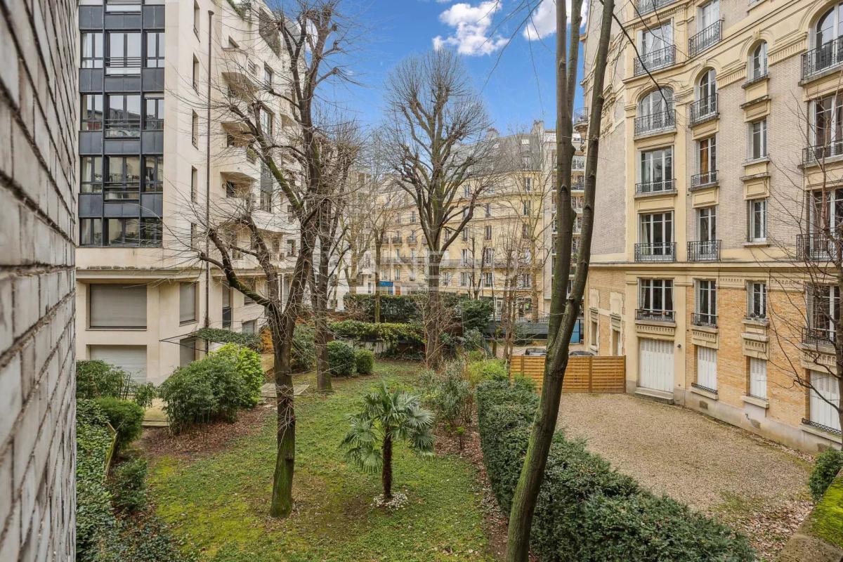 PARIS XVI - Village d'Auteuil - Beau 3 pièces années 30.