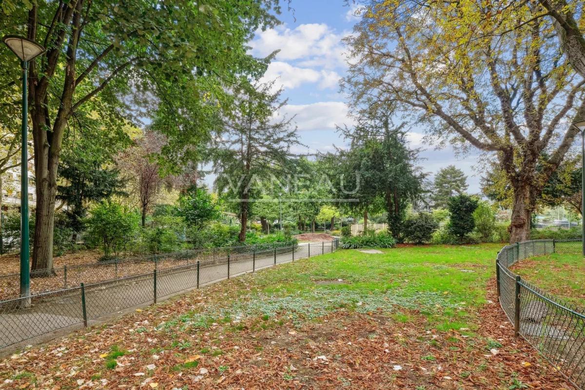 BOULOGNE - Porte de Saint Cloud  -  Grand studio - idéal investi