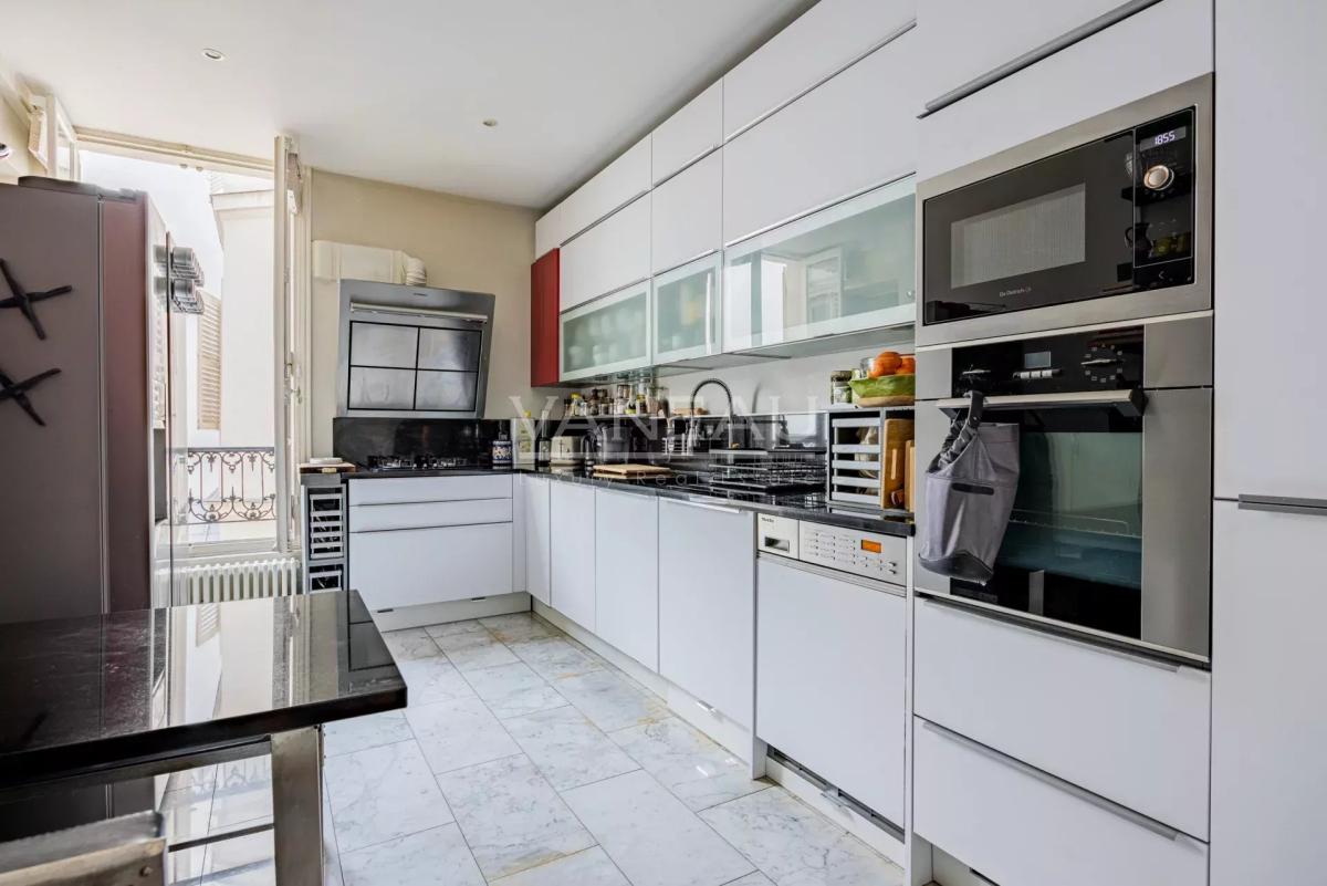 FAUBOURG DU ROULE - APPARTEMENT FAMILIAL