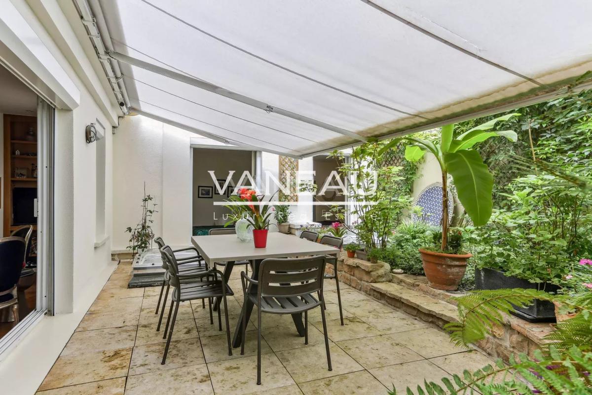Paris VIIIe - Duplex de six pièces avec grande terrasse arborée 