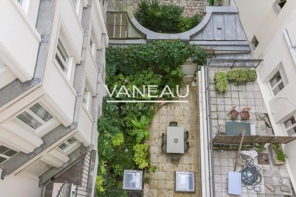 Paris VIIIe - Duplex de six pièces avec grande terrasse arborée 