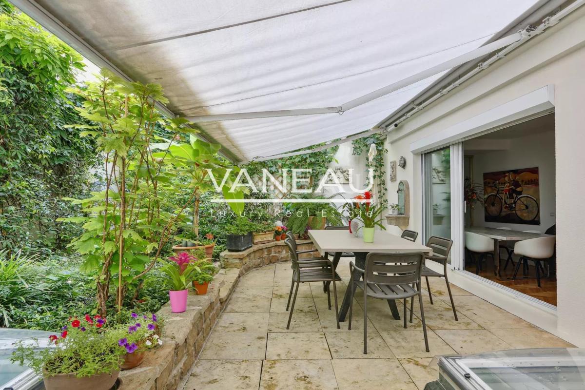 Paris VIIIe - Duplex de six pièces avec grande terrasse arborée 