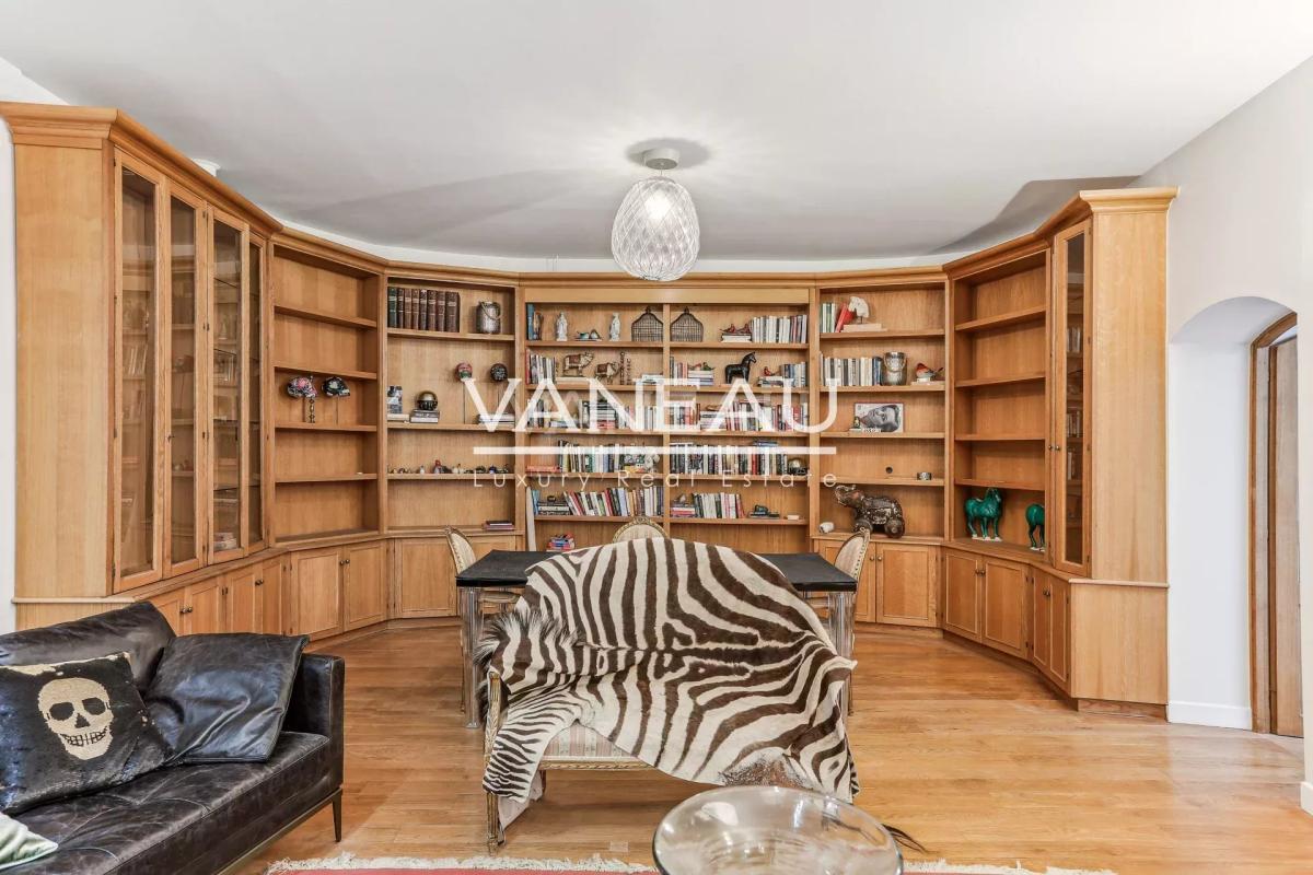 Paris VIIIe - Duplex de six pièces avec grande terrasse arborée 