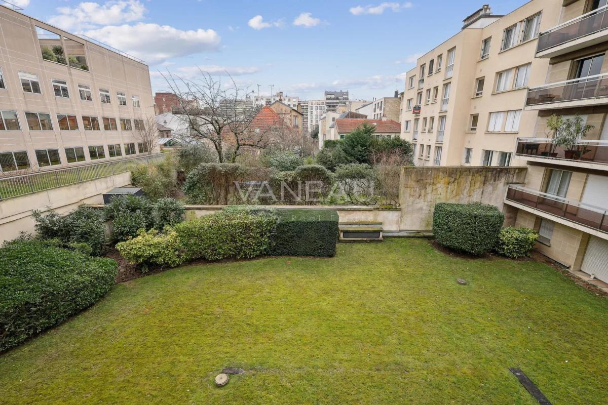 Vue dégagée sur jardin, balcon et calme