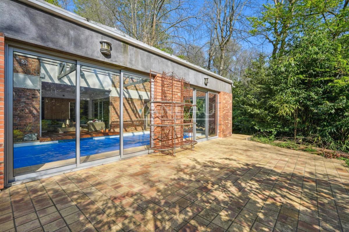 Maison d'architecte sur terrain arboré