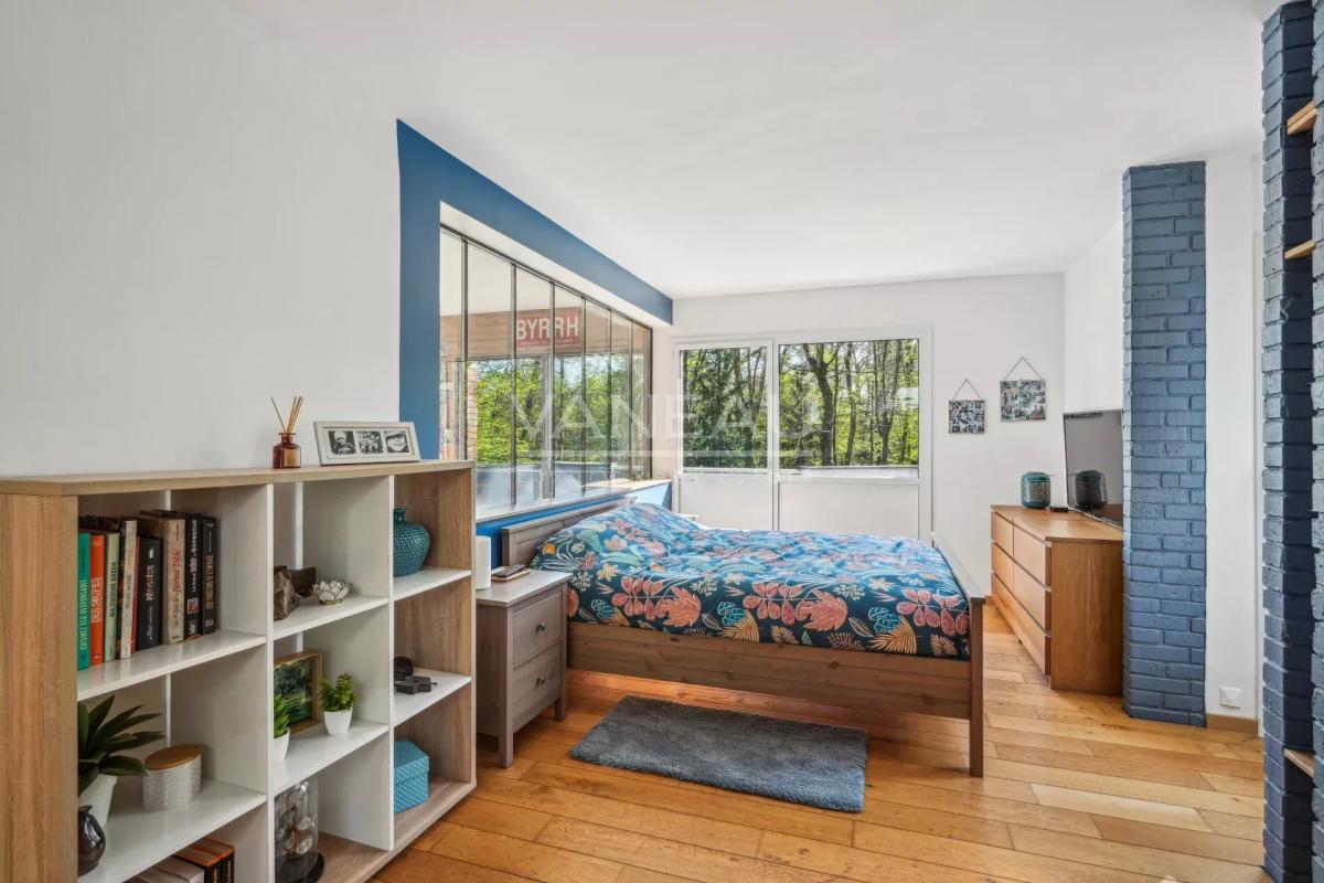 Maison d'architecte sur terrain arboré
