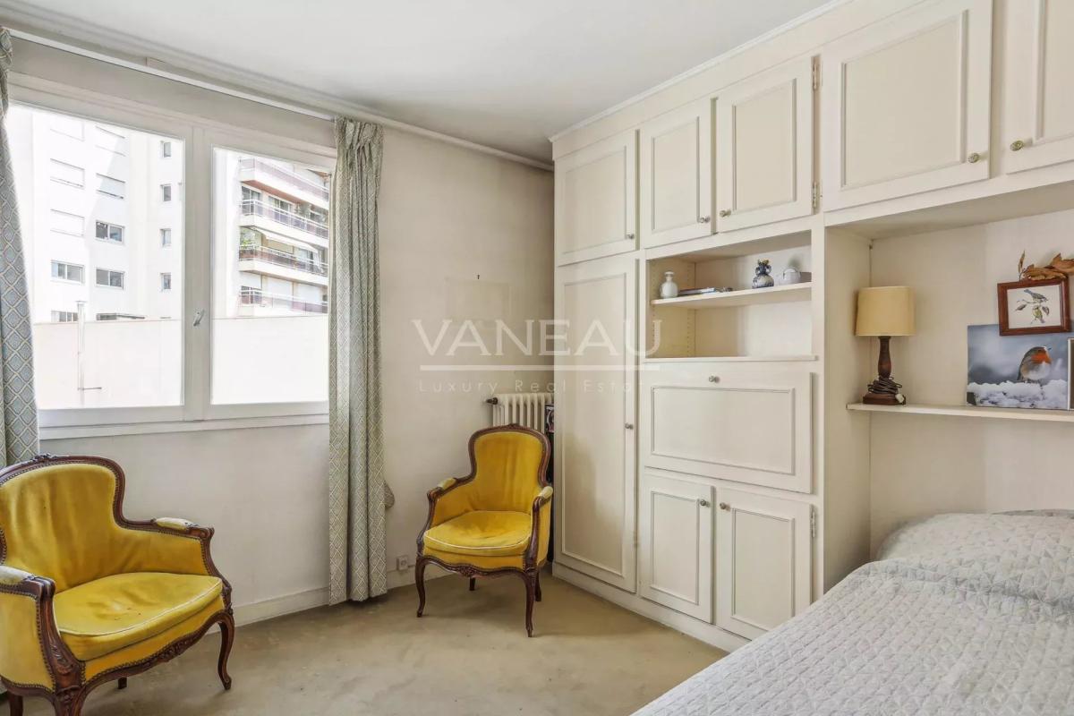 Boulogne Billancourt, Deux chambres, en étage avec balcon