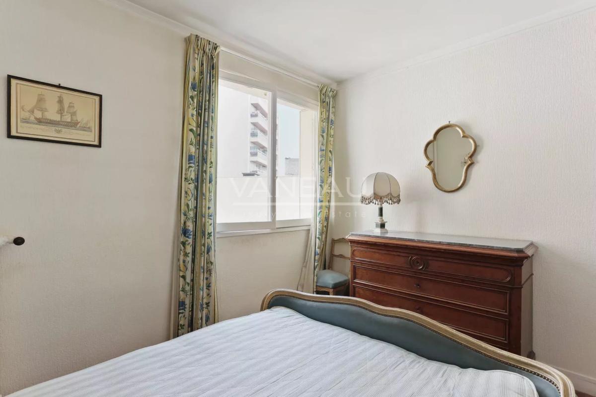 Boulogne Billancourt, Deux chambres, en étage avec balcon