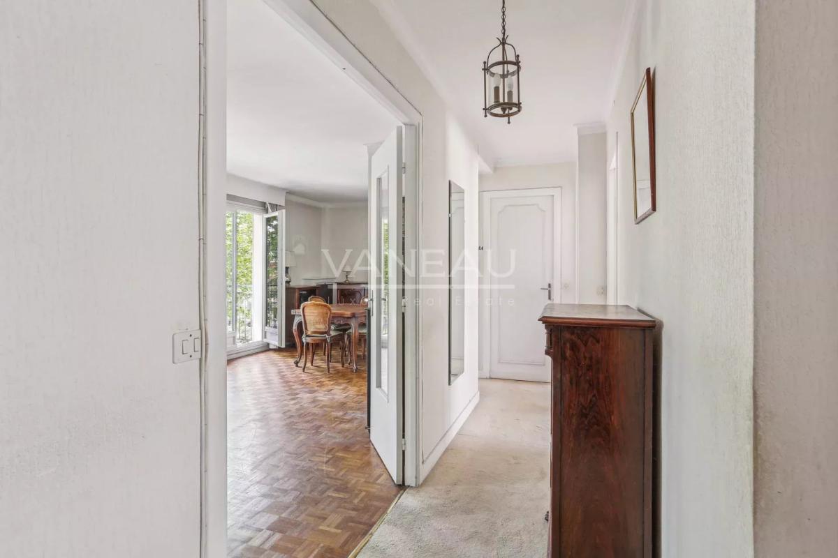 Boulogne Billancourt, Deux chambres, en étage avec balcon