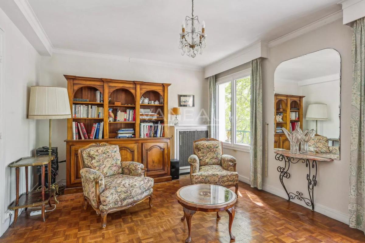 Boulogne Billancourt, Deux chambres, en étage avec balcon