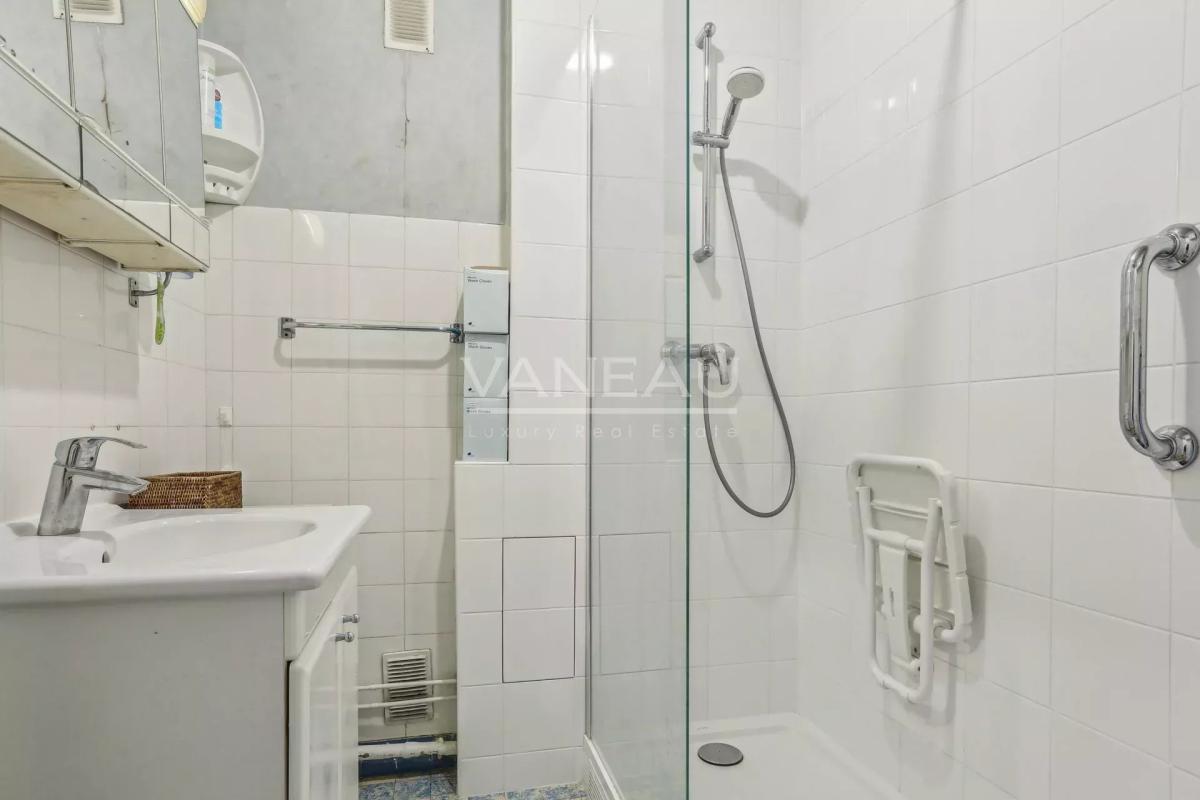 Boulogne Billancourt, Deux chambres, en étage avec balcon