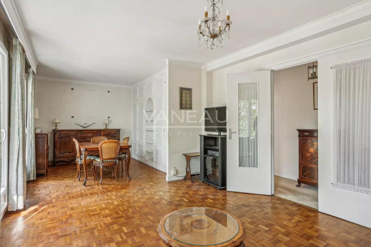 Boulogne Billancourt, Deux chambres, en étage avec balcon