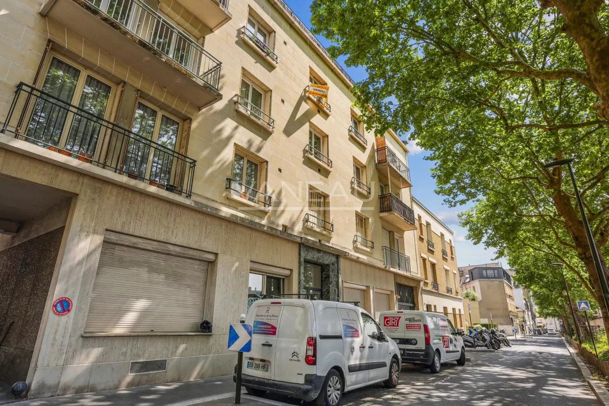 Boulogne Billancourt, Deux chambres, en étage avec balcon