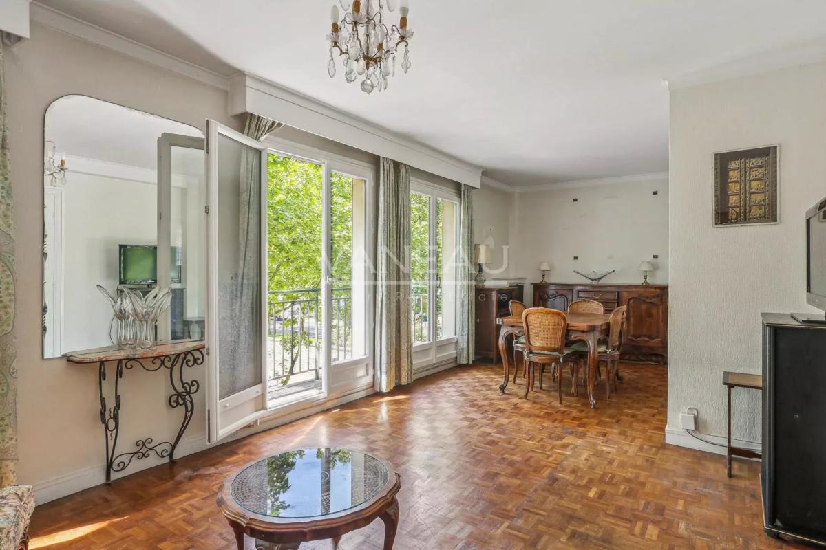 Boulogne Billancourt, Deux chambres, en étage avec balcon