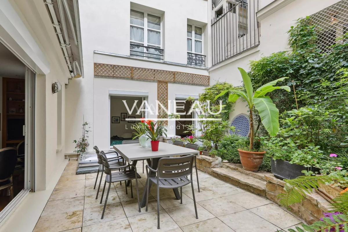 Paris VIIIe - Duplex de six pièces avec grande terrasse arborée 