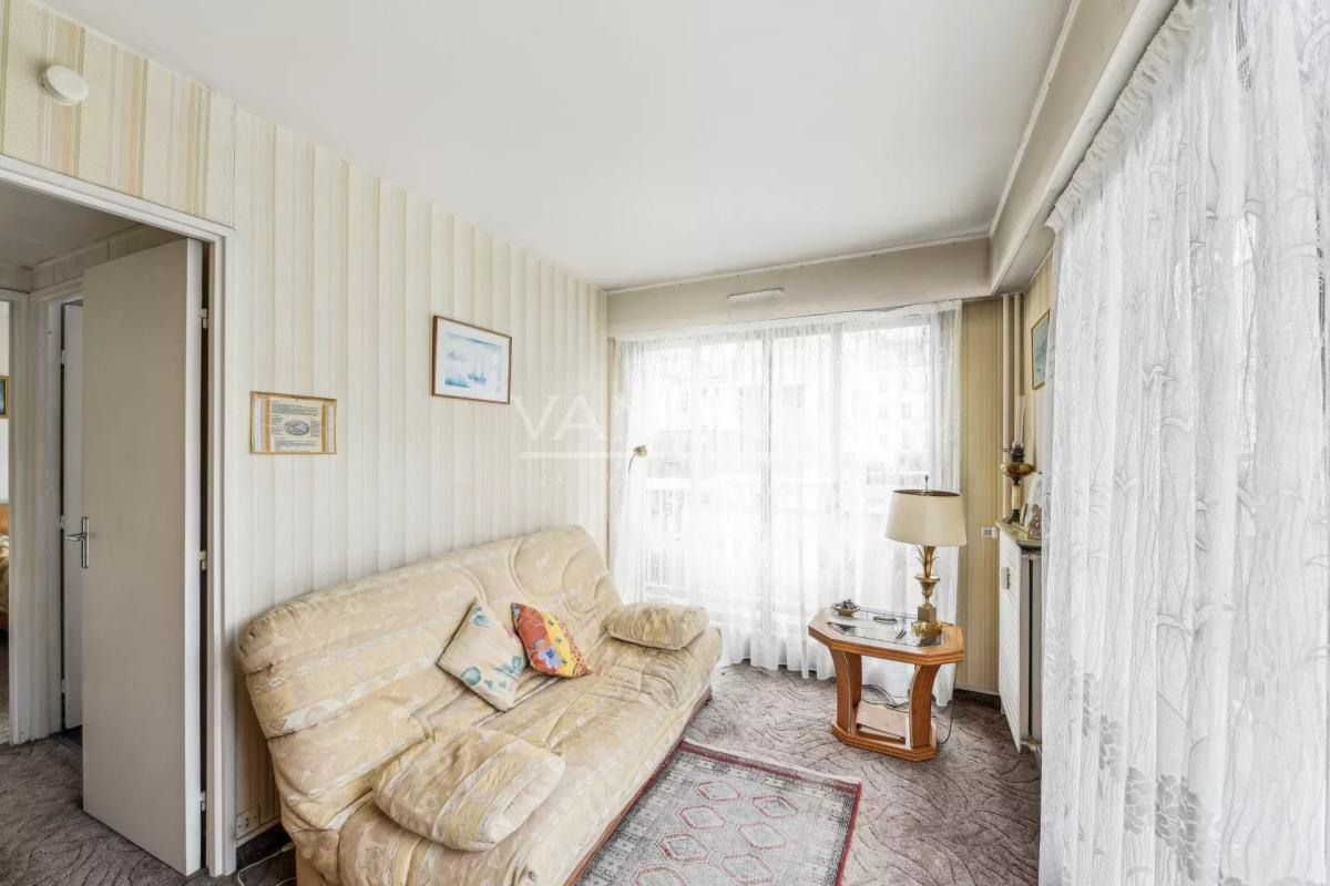 Paris XVIIIème - Beau trois pièces avec balcon et box -