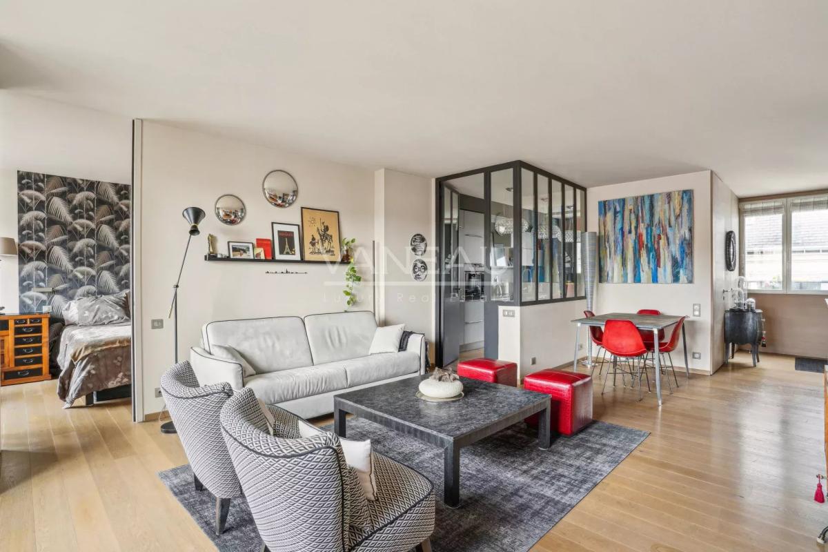 Paris VIIe - Rue du Bac - Appartement avec vues et balcon.