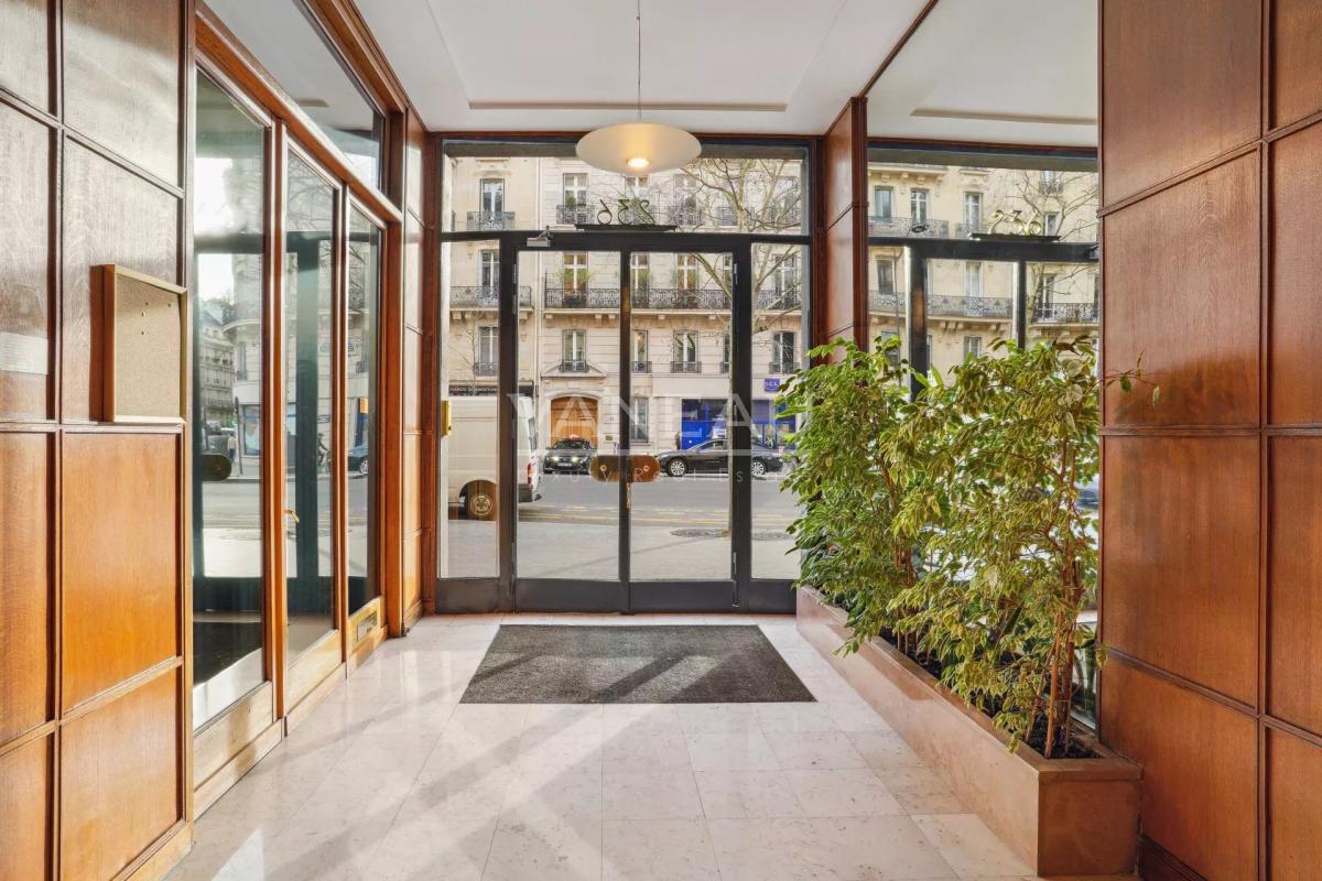 Paris VIIe - Rue du Bac - Appartement avec vues et balcon.