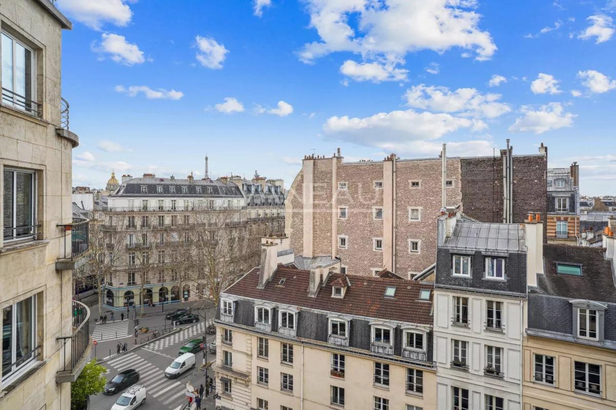 Paris VIIe - Rue du Bac - Appartement avec vues et balcon.