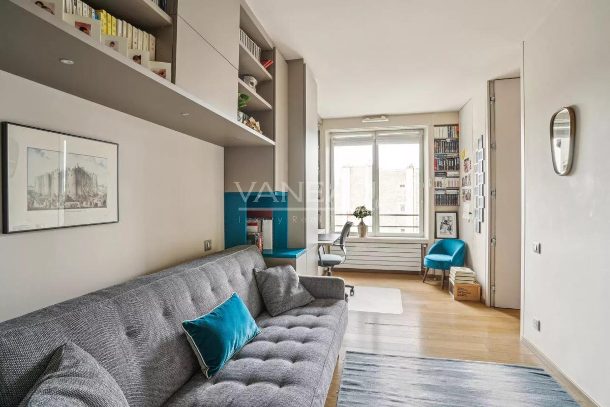 Paris VIIe - Rue du Bac - Appartement avec vues et balcon.