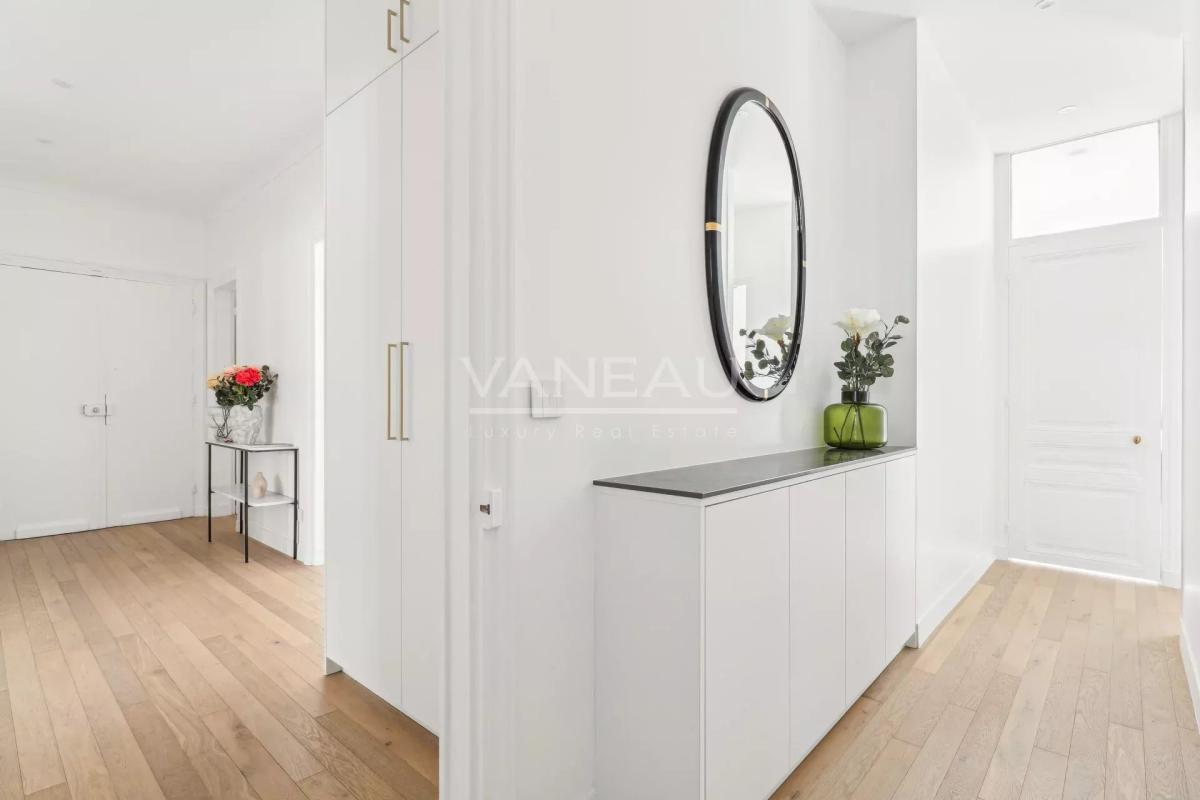 Paris XVIe - Jasmin - Appartement de réception en étage élevé av