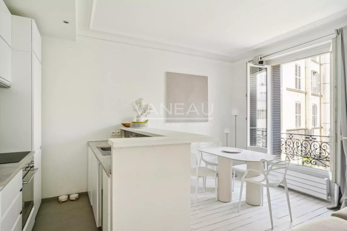 Paris VII - Cler - Charmant pied-à-terre, vue dégagée