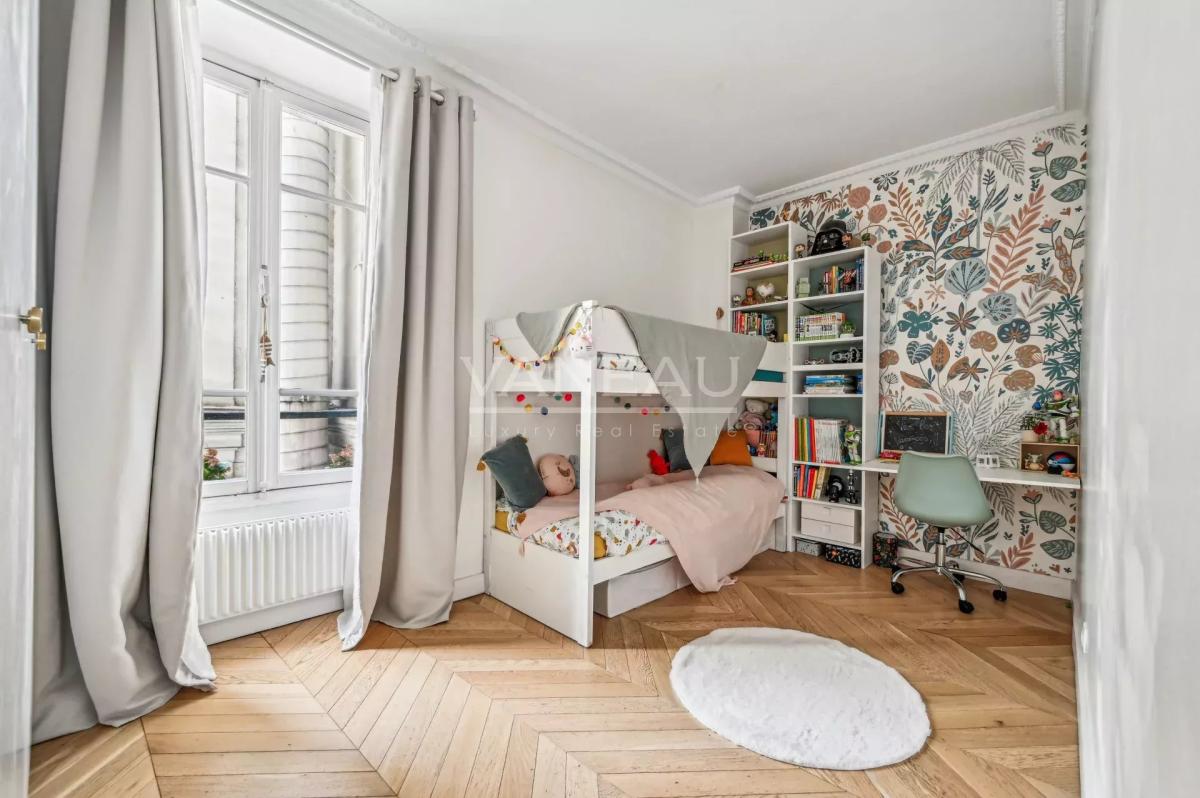 Paris VIIe - SAINT DOMINIQUE  - Appartement rénové avec deux cha