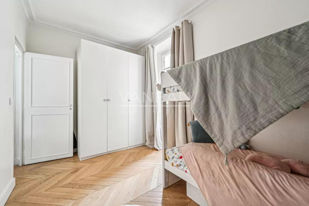 Paris VIIe - SAINT DOMINIQUE  - Appartement rénové avec deux cha