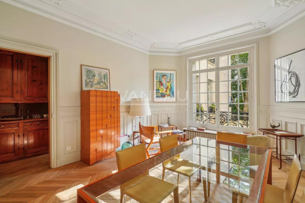 Appartement haussmannien d’exception – Square de la Tour Maubour