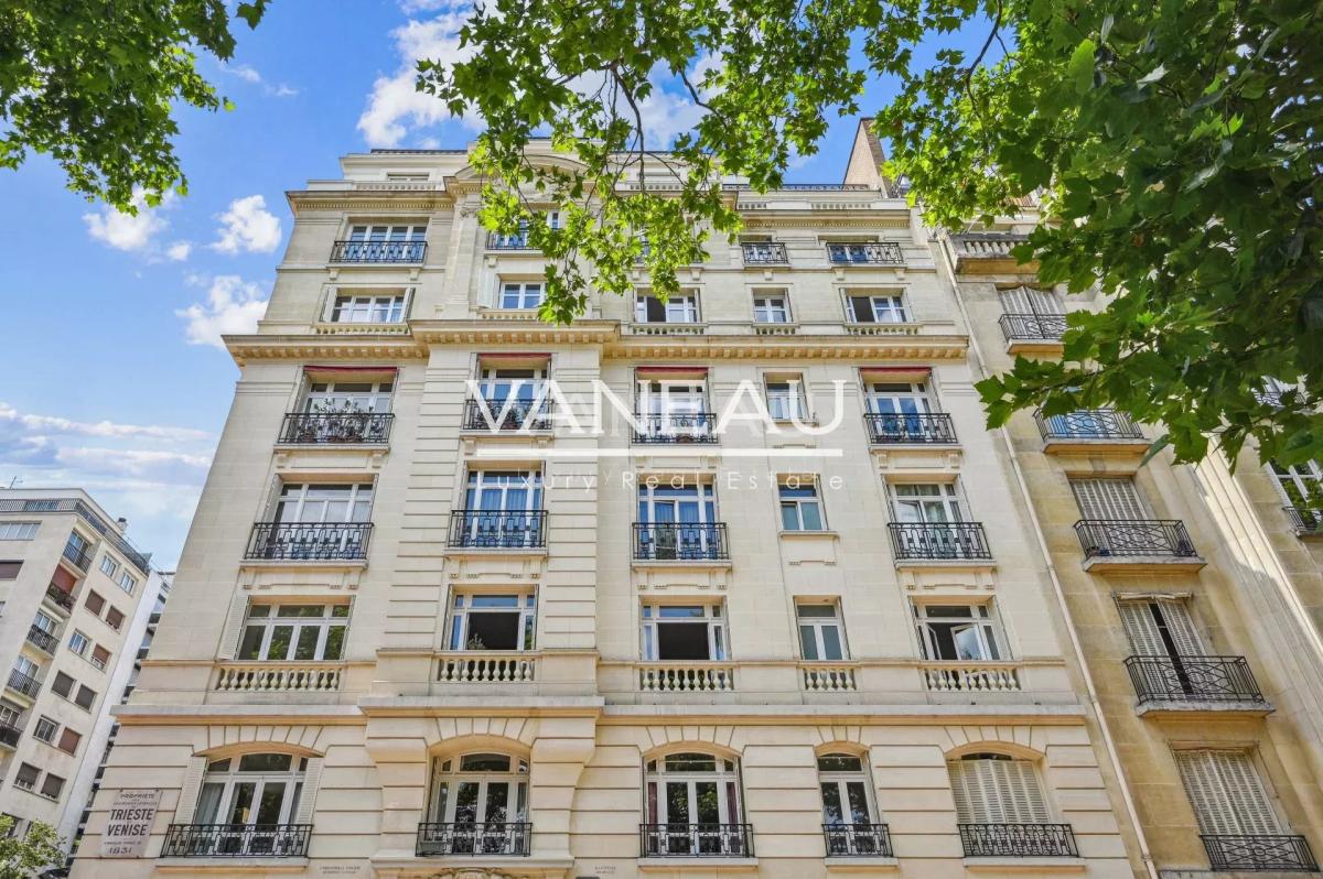 Paris VII- Appartement familial au pieds du Champ-De-Mars