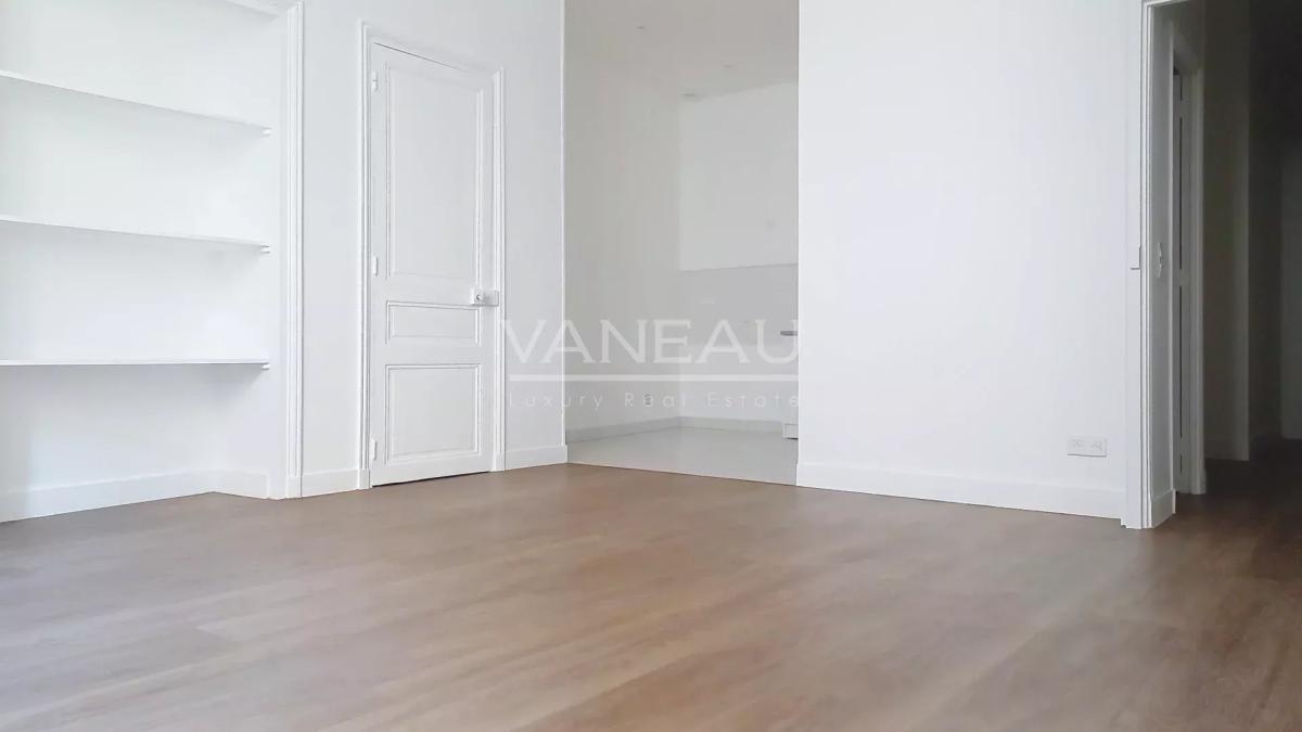 PARIS XVII - Deux pièces en rez-de-chaussée - rue de Levis