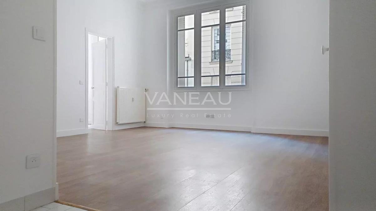 PARIS XVII - Deux pièces en rez-de-chaussée - rue de Levis