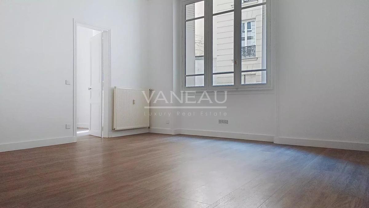 PARIS XVII - Deux pièces en rez-de-chaussée - rue de Levis