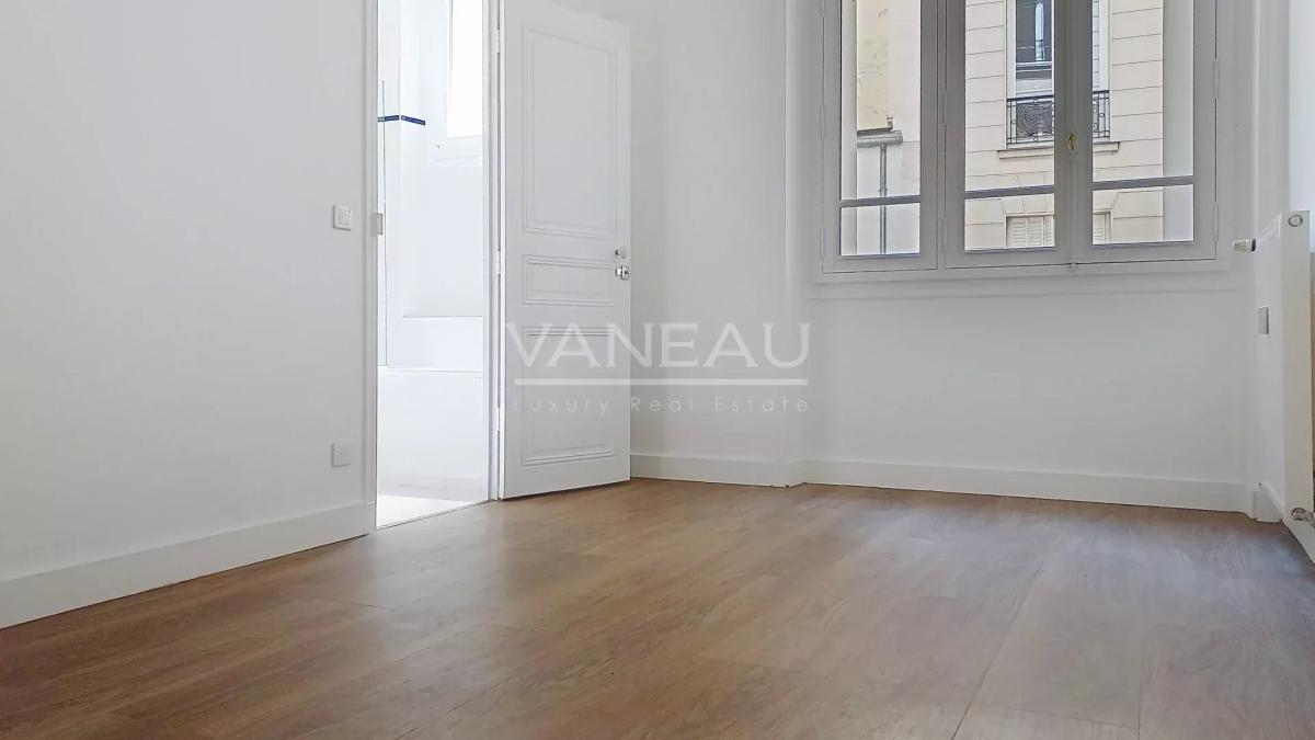 PARIS XVII - Deux pièces en rez-de-chaussée - rue de Levis