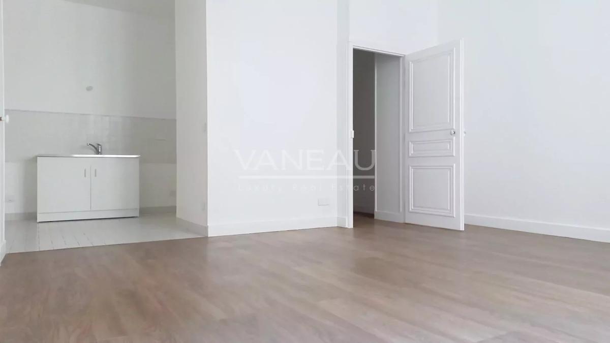 PARIS XVII - Deux pièces en rez-de-chaussée - rue de Levis