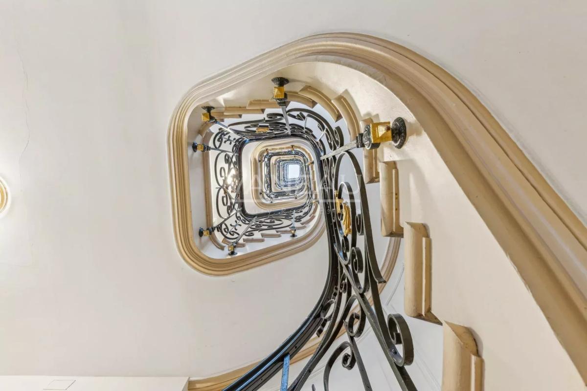 PARIS VIIIe - Appartement familial et de réception