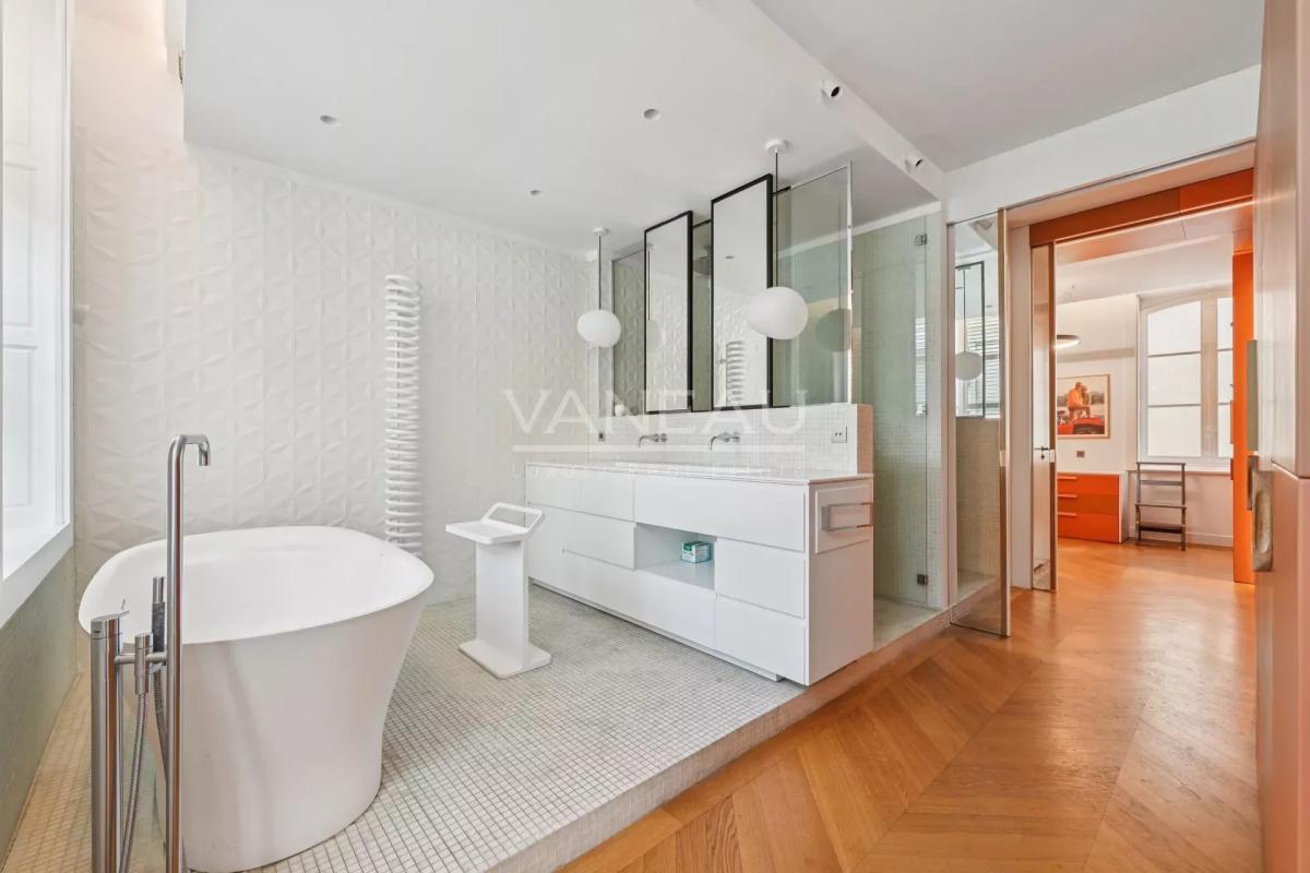PARIS VIIe - HÔTEL PARTICULIER DANS UNE VOIE PRIVÉE