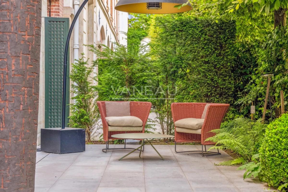 PARIS VIIe - HÔTEL PARTICULIER DANS UNE VOIE PRIVÉE
