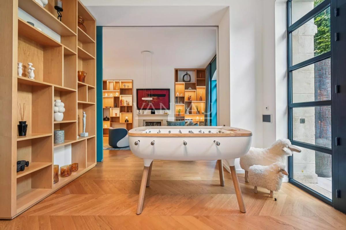 PARIS VIIe - HÔTEL PARTICULIER DANS UNE VOIE PRIVÉE